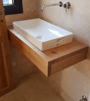 Meuble de salle de bain en bois avec une vasque